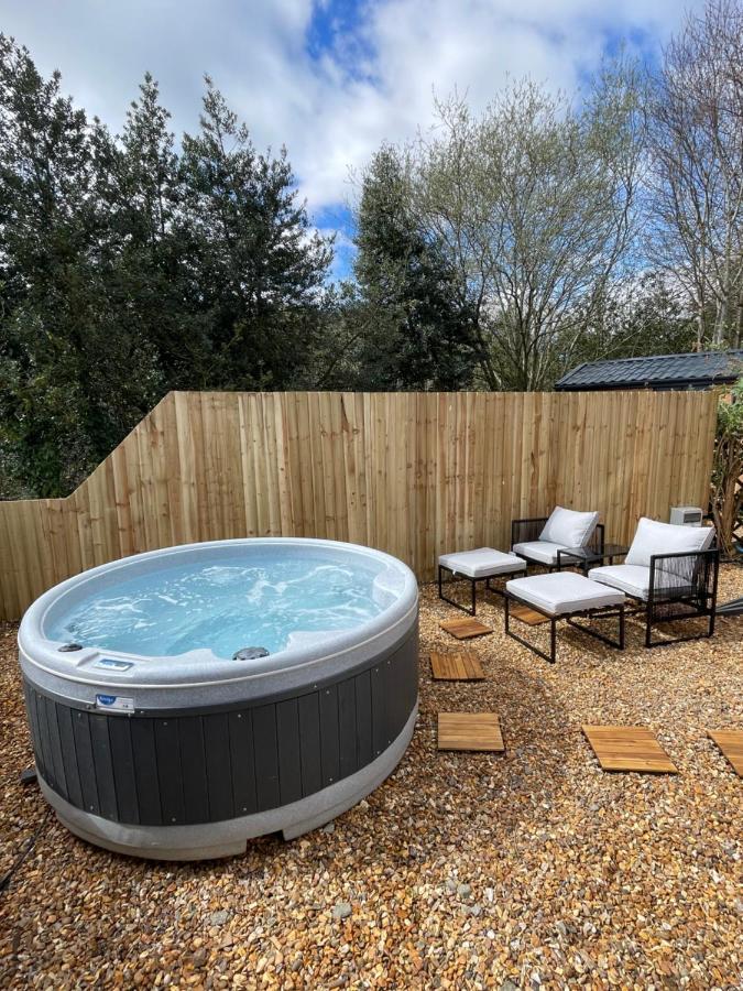 Dee Lodge With Private Hot Tub Llangollen Exteriör bild
